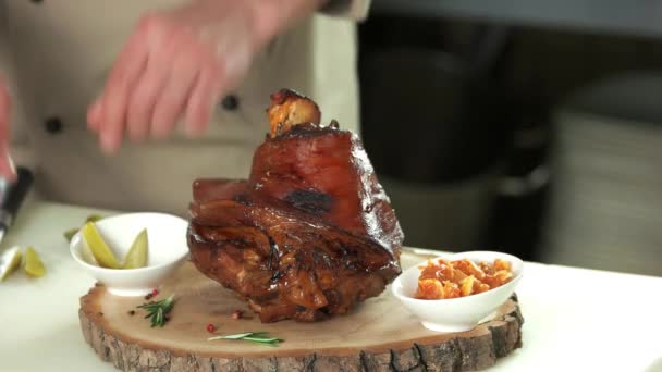 Comida del restaurante, manos del chef . — Vídeo de stock