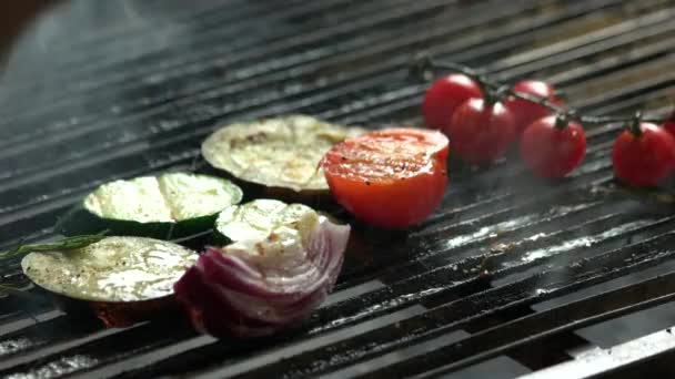 Verduras a la parrilla de cerca . — Vídeos de Stock