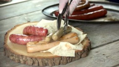 Çeşitli ızgara sosis, pide.