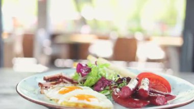 Kızarmış yumurta, sosis ve tost. Lezzetli İngiliz gıda.