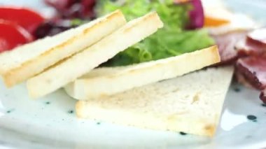 Tost, pastırma ve yumurta.