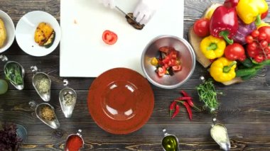 Ahşap masa, salata malzemeleri.
