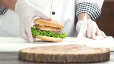 Şef burger tutan eller.