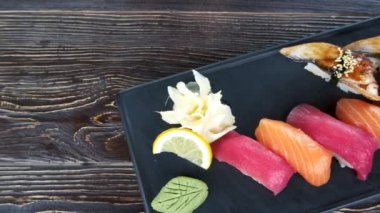 Nigiri suşi üstten görünüm.