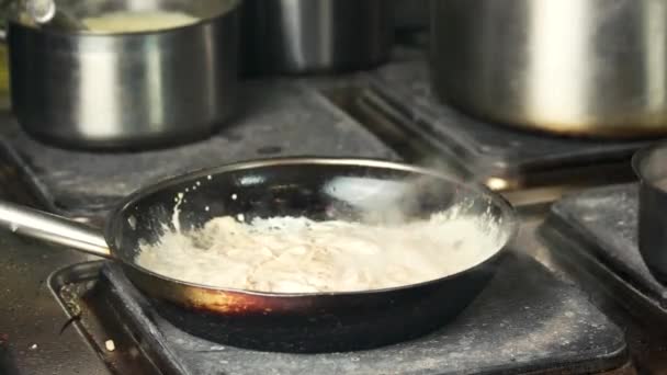 Matlagning pasta i stekpanna. — Stockvideo