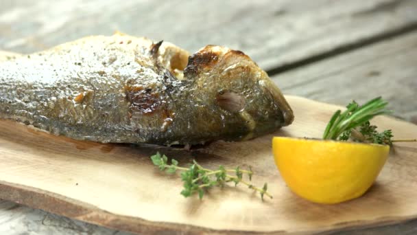 Dorado fisk förberedelse, kulinariska fackla. — Stockvideo