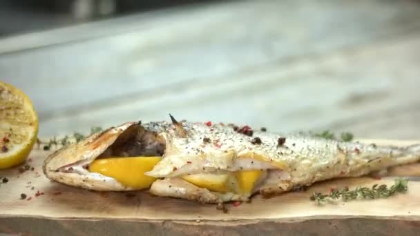 Pescado a la parrilla relleno . — Vídeo de stock