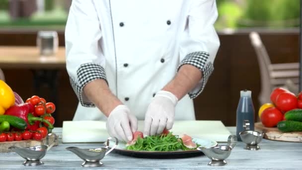 Koch bereitet einen Salat zu. — Stockvideo