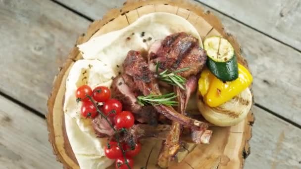 Costole di vitello barbecue vista dall'alto . — Video Stock