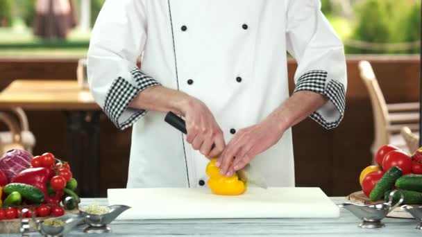 Chef cortando pimentón amarillo . — Vídeos de Stock