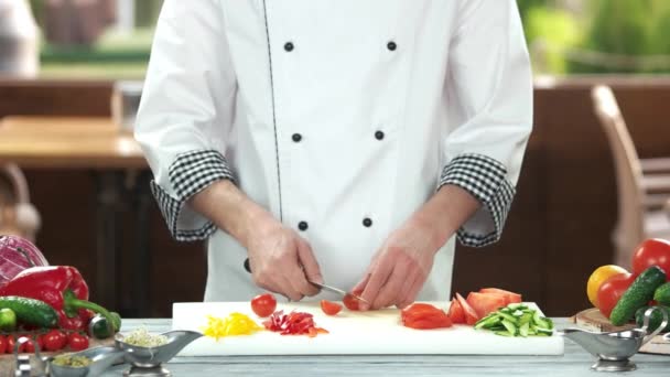 Chef corte de tomate cereja . — Vídeo de Stock