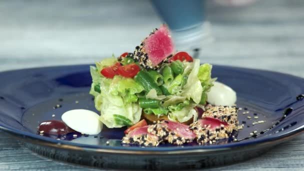 Salad with vegetables and tuna. — Stock Video