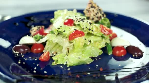Ízletes Francia Saláta Saláta Fürj Tojással Tonhal — Stock videók