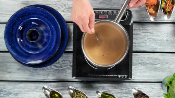Χέρι ανάμειξη σούπα στην κατσαρόλα. — Αρχείο Βίντεο