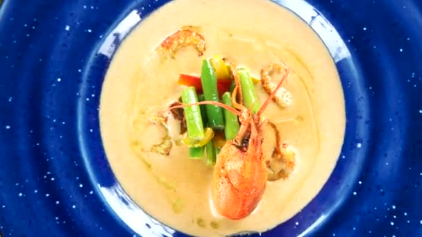 Cream soup with crayfish tails. — Stock Video