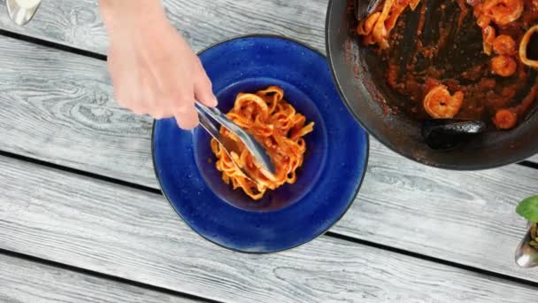 Mano con pinzas, plato de pasta . — Vídeo de stock