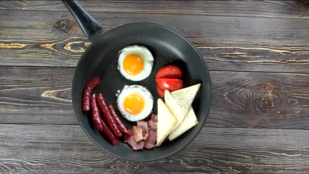 Huevos fritos, tocino y tostadas . — Vídeo de stock