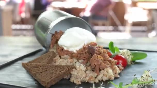 Porridge d'orzo, uova e carne . — Video Stock