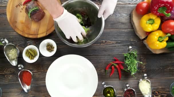 Шеф-кухар готує салат, дерев'яний стіл . — стокове відео