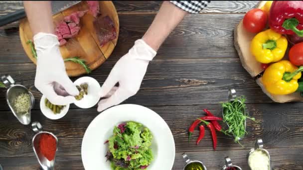 Hände machen Salat von oben. — Stockvideo