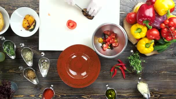 Table en bois, ingrédients de la salade .