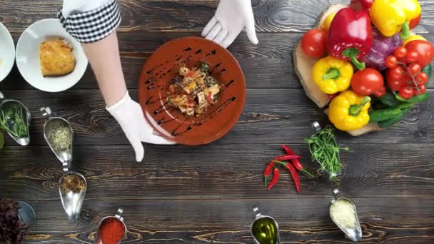 Mains de chef, salade de poulet .