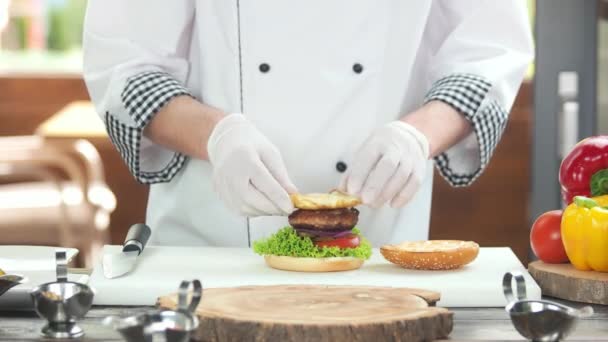 ハンバーガーを作るシェフ. — ストック動画
