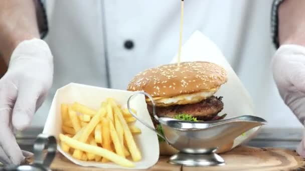 Fast Food, Hände des Chefs. — Stockvideo