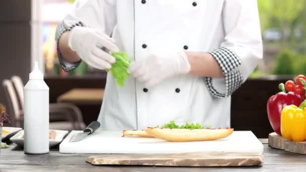 Σάντουιτς καθιστώντας σεφ, μαρούλι. — Αρχείο Βίντεο