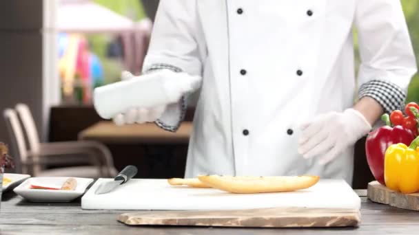 Chef preparando sándwich . — Vídeos de Stock