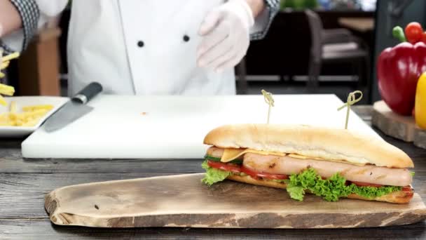 Comida rápida en tablero de madera . — Vídeos de Stock