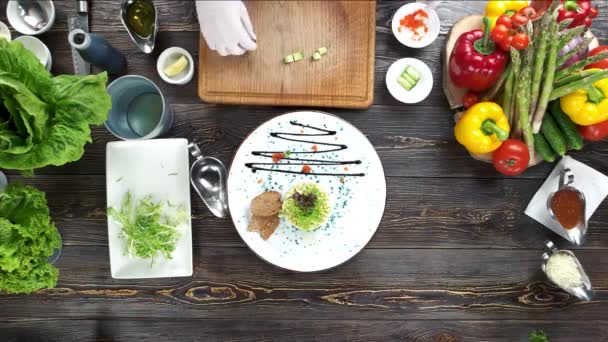 Preparación de alimentos, mesa de madera . — Vídeos de Stock