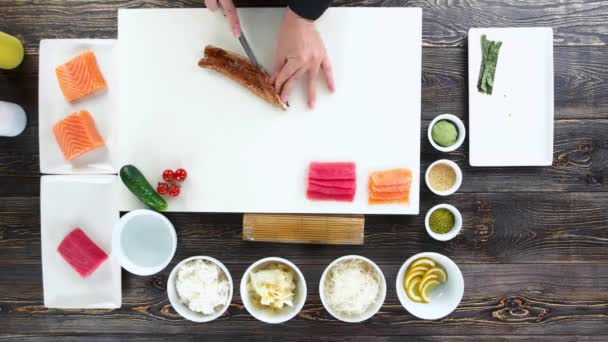 Het maken van sushi-bovenaanzicht. — Stockvideo