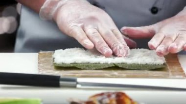 Unagi suşi hazırlama.