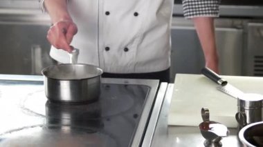 Şef gıda tencerede karıştırma.