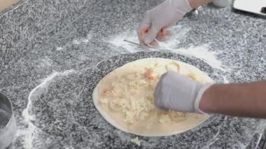 Deniz ürünleri pizza hazırlık.