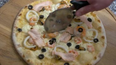 Bir pizza kesici kullanarak ele.