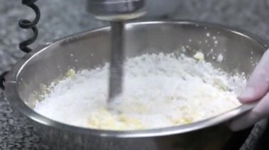 Hızla hamur ve un karıştırma.