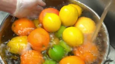 Taze meyve yıkama eller.