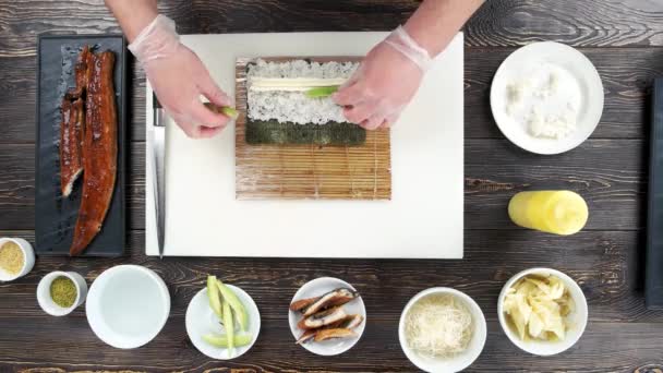 Ręce, Dokonywanie roll sushi. — Wideo stockowe