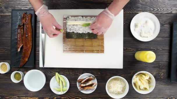 Handen maken voedsel, sushi roll. — Stockvideo