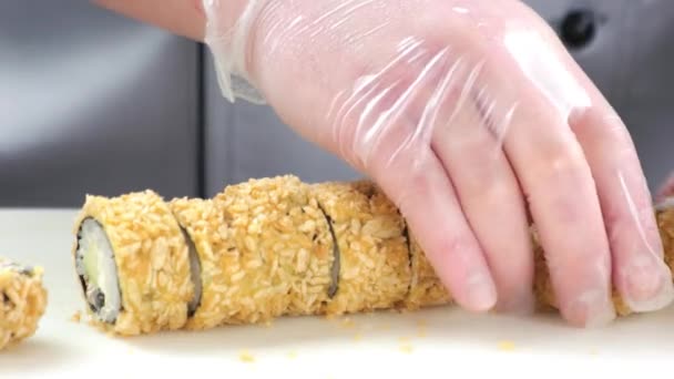 Sushi Rolt Krokante Paneren Smakelijk Japans Eten Close — Stockvideo