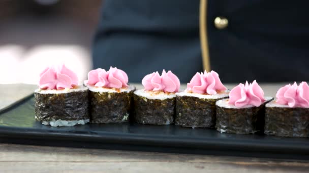 Savoureux sushi rouleaux de près . — Video