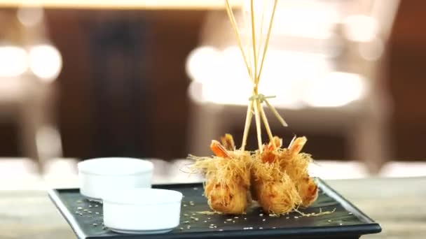 Krevety tempura, sezamová semínka. — Stock video
