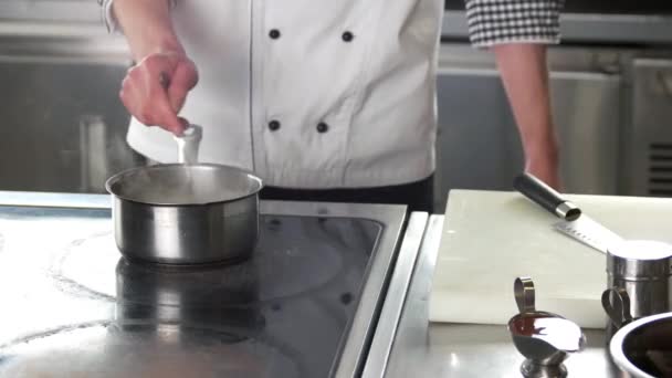 Szef kuchni mieszania żywności w garnku. — Wideo stockowe