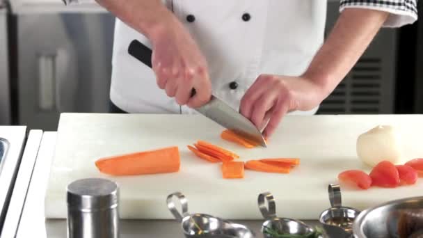 Ręce do krojenia marchewki. — Wideo stockowe