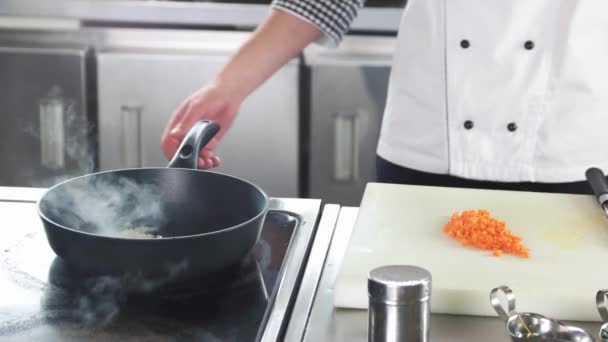 Chef freír verduras picadas . — Vídeos de Stock