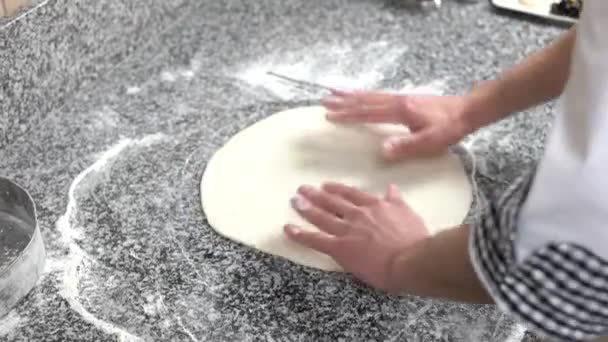 Manos preparando la corteza de pizza . — Vídeos de Stock