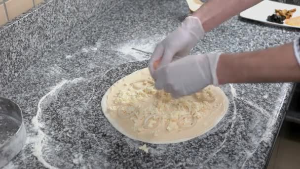 Handen van chef-kok pizza maken. — Stockvideo