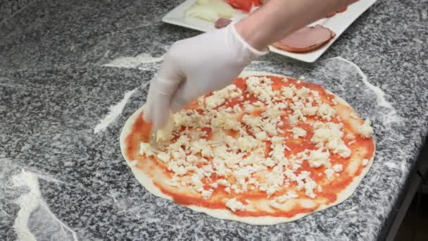 Handen van chef-kok voorbereiding pizza. — Stockvideo